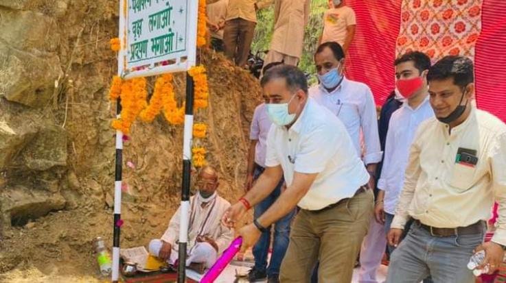 हमीरपुर - धनोआ गाँव के लिये 87 लाख की लागत से निर्मित होने वाले सड़क मार्ग का हुआ भूमिपूजन