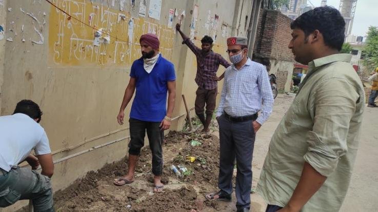 दाड़लाघाट : रौड़ी गांव के पूर्व पंचायत सदस्य ने दुरुस्त करवाया रौड़ी गांव को जाने वाला मुख्य सड़क मार्ग