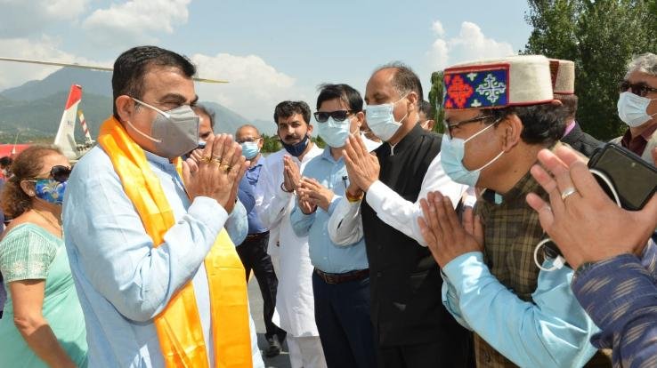 जयराम ठाकुर ने केन्द्रीय मंत्री नितिन गडकरी का कुल्लू आगमन पर किया स्वागत 