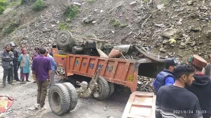 सिराज : खौली में दर्दनाक हादसा, टीपर दुर्घटनाग्रस्त, एक व्यक्ति की मौत 2 अन्य घायल