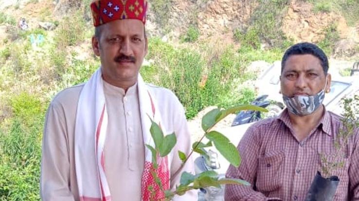 दाड़लाघाट : डॉ श्यामा प्रसाद मुखर्जी की पुण्य तिथि पर किया पौधरोपण 