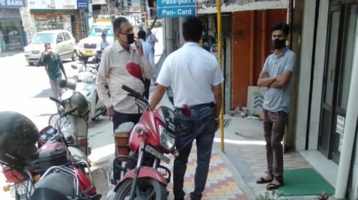 हमीरपुर : फुटपाथ पर गाड़ी खड़ी होने से लोगो को चलने में हो रही दिक्कत