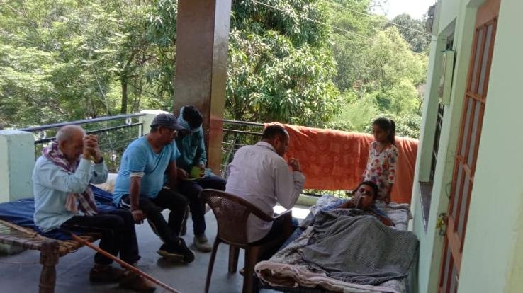 जसवां:परागपुर चलाली के गरीब परिवार को समाजसेवी मुकेश ठाकुर ने पहुंचाई आर्थिक मदद