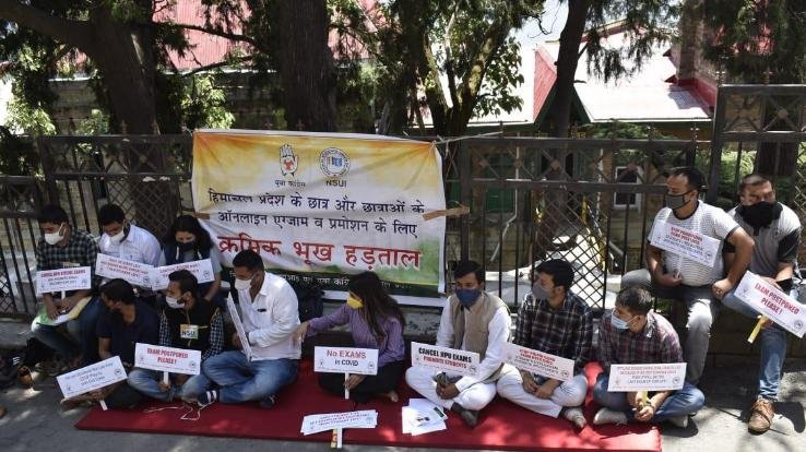 प्रदेश सरकार के खिलाफ NSUI व युवा कांग्रेस ने पूरे प्रदेश के सभी जिला मुख्यालयों मे की दो दिन की संकेतिक भूख हड़ताल