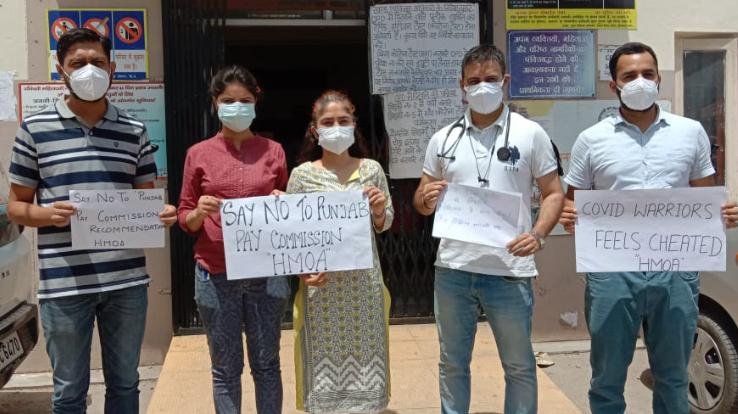 कुनिहार : चिकित्सको की पेन डाउन स्ट्राइक तीसरे दिन भी जारी