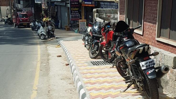 जल शक्ति विभाग हमीरपुर कार्यालय के बाहर फुटपाथ बना पार्किंग स्थल 