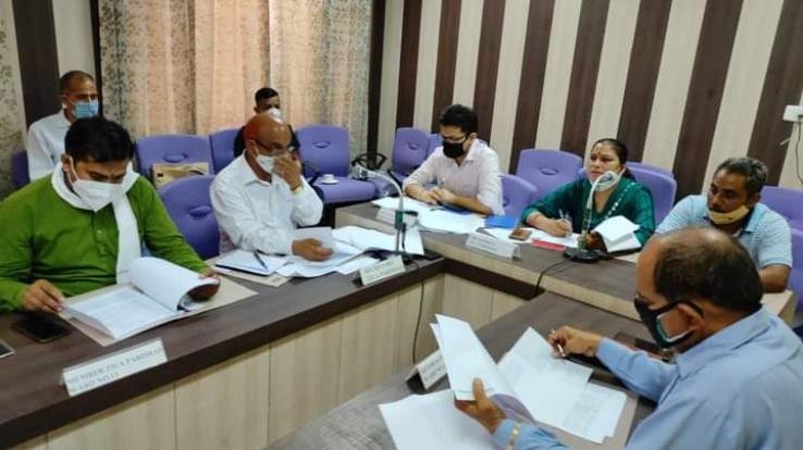 जिला परिषद की बैठक में कई मुद्दों पर की चर्चा