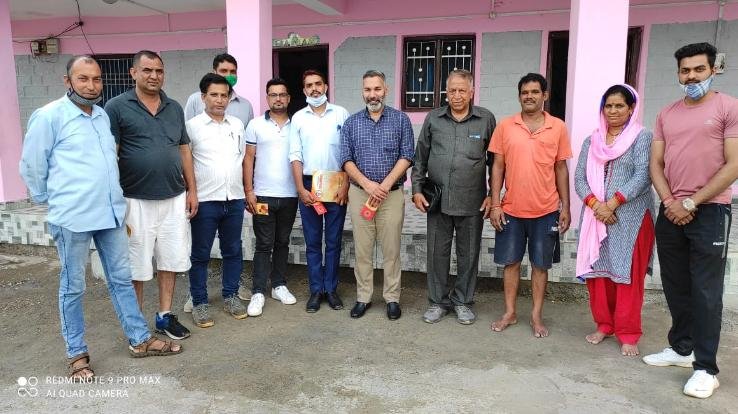 सरकाघाट :किशोर राणा ने बेटी की शादी को सहायता राशि तथा युथ क्लब चौक को 20 कुर्सीयां की प्रदान