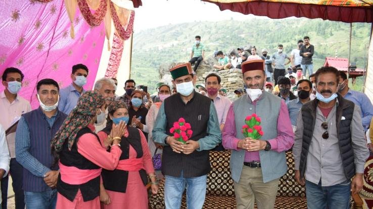 वन मंत्री राकेश पठानिया ने शनिवार को विधानसभा क्षेत्र जुब्बल-नावर-कोटखाई के लोगो कि समस्याएं सुनकर किया समाधान