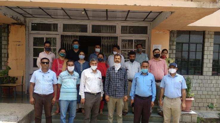 जोगिंदर नगर : जलशक्ति मंत्री के बयान के विरोध में  कॉलेज के प्राध्यापकों ने काले बिल्ले लगाकर किया विरोध प्रदर्शन 