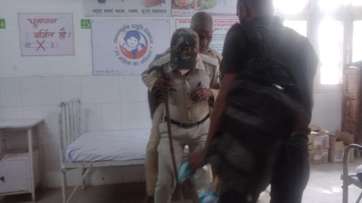 पद्धर: बीमार बुजुर्ग के लिए मसीहा बन गया पद्धर पुलिस का जवान