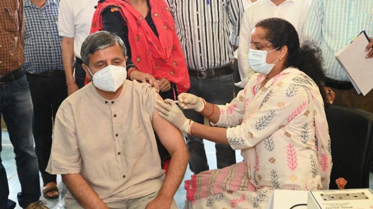 सोलन : नौणी विश्वविद्यालय के कर्मचारियों को लगी वैक्सीन की दूसरी डोज़