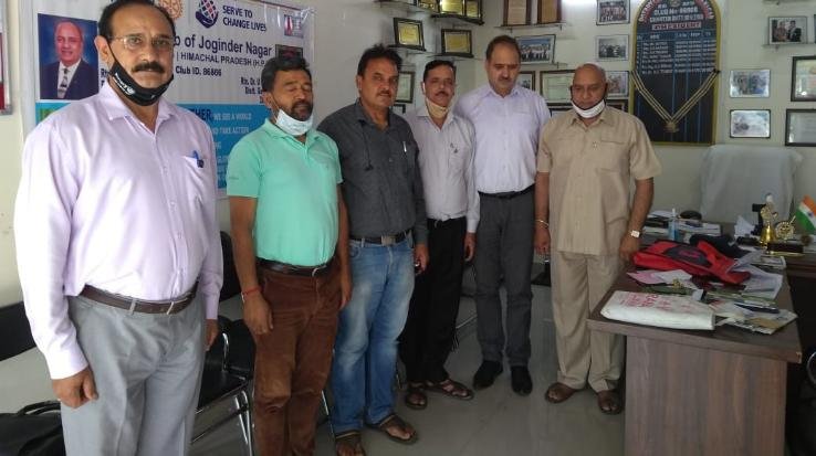 जोगिंद्रनगर : रोटरी क्लब जोगिंद्रनगर ने पूर्व मुख्यमंत्री राजा वीरभद्र सिंह के निधन पर शौक सभा का किया आयोजन