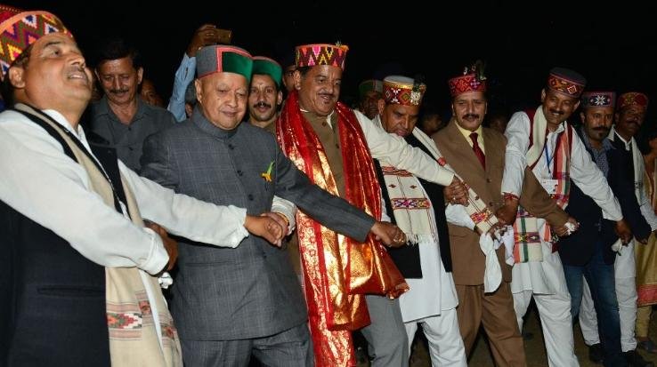  यूं ही नहीं कहते राजा, महिला ने किराया मांगा तो हेलीकॉप्टर में पहुंचाया चंबा