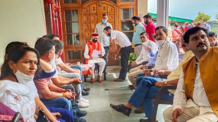 समीरपुर में धूमल परिवार को बधाईयों का सिलसिला पांचवे दिन भी लगातार ज़ारी