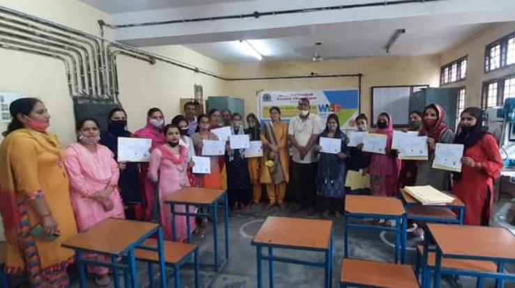 हमीरपुर : हिमाचल प्रदेश कौशल विकास निगम ने ITI रैल में आयोजित कार्यक्रम में वल्र्ड यूथ स्किल दिवस पर प्रशिक्षुओं को बांटे सर्टिफिकेट