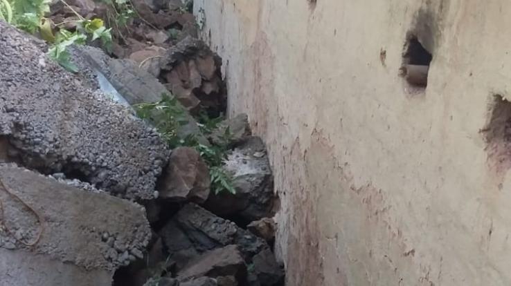 लडभडोल : डंगा गिरने से 4 घरों पर मंडराया खतरा