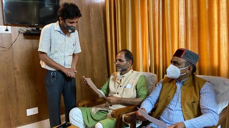 हिमाचल प्रदेश आउटसोर्स कर्मचारी महासंघ ने मांगो को लेकर मुख्यमंत्री जयराम ठाकुर को सौंपा ज्ञापन 