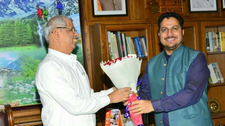 भाजपा महामंत्री राकेश जमवाल ने शुक्रवार को राजभवन में राज्यपाल राजेंद्र विश्वनाथ आर्लेकर से की भेंट