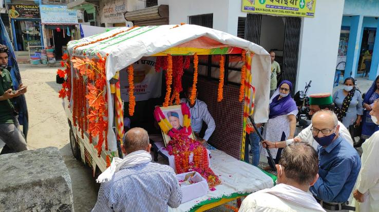जसवां परांगपुर : पूर्व मुख्यमंत्री राजा वीरभद्र सिंह की डाडासिबा अस्थि कलश पहुंचते ही भावुक हुए लोग