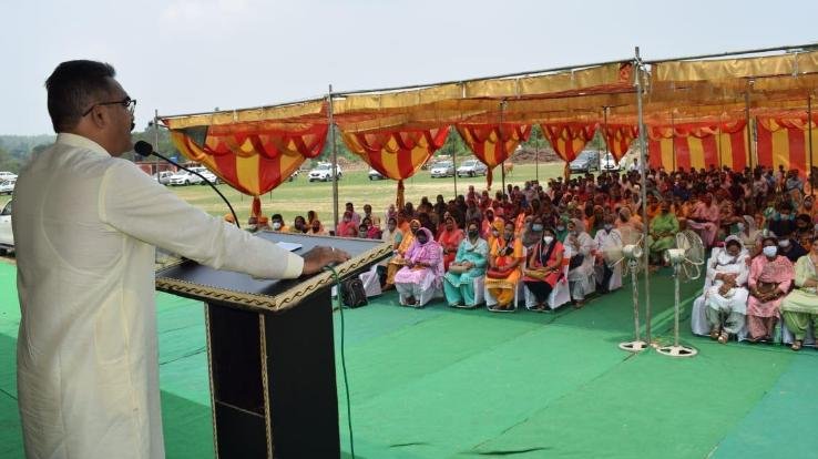 जसवां परागपुर : उद्योग मंत्री ने कोटला बेहड़ में 223 लाभार्थियों को बांटे 58 लाख की सहायता राशि के चेक