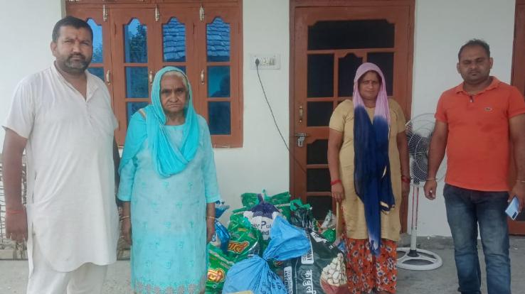देहरा : समाज सेवी मुकेश ठाकुर ने बेटियों की शादी के लिए शगुन व राशन देकर की मदद
