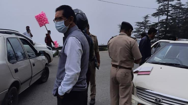 शिमला : पर्यटकों की आमद को देखते हुए नायब तहसीलदार ग्रामीण ने किया निरीक्षण कार्य 