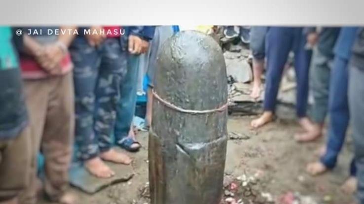 रोहडू के कलोटी गांव में जमीन से प्रकट हुआ साढ़े 4 फीट का शिवलिंग व पूरा शिव परिवार