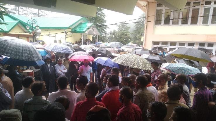 शिमला : हिमाचल प्रदेश राज्य तकनीकी कर्मचारी संघ ने विद्युत भवन शिमला में किया धरना प्रदर्शन