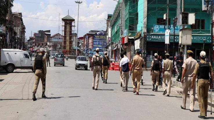   जम्मू-कश्मीर: डोमिसाइल प्रमाणपत्र धारक से शादी करने वाली महिला अथवा पुरुष डोमिसाइल के हकदार