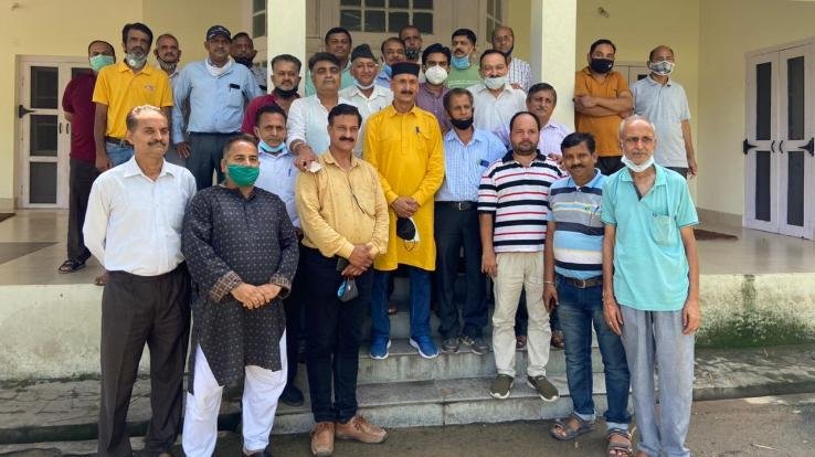 देहरा : हरिपुर में बूथ अध्यक्ष व पालकों के साथ रविन्द्र रवि ने की बैठक