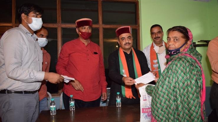 Solan: Health Minister Rajiv Saizal distributed checks to 34 beneficiaries in village panchayat Sultanpur