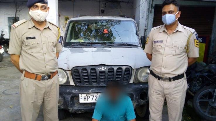 ज्वालामुखी: रक्कड पुलिस ने सदवां मे पकड़ी 41 पेटी देसी शराब, दबोचा तस्कर