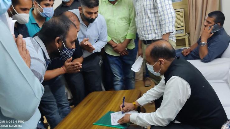 Chief Minister Jai Ram Thakur gave written assurance to unemployed art teachers in his home area Mandi.