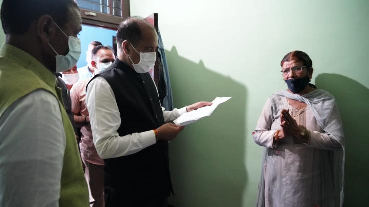 मंडी : मुख्यमंत्री ने द्रंग दौरे के दौरान गरीब परिवार के घर पहुंच कर जानी बीमार बेटे की स्वास्थ्य स्थिति