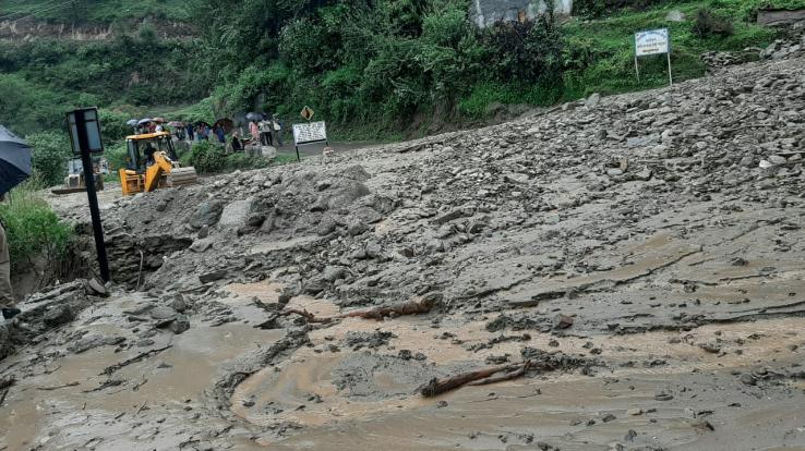 चंबा: चनेड में नाले में आई बाढ़, बहा जेसीबी हेल्पर