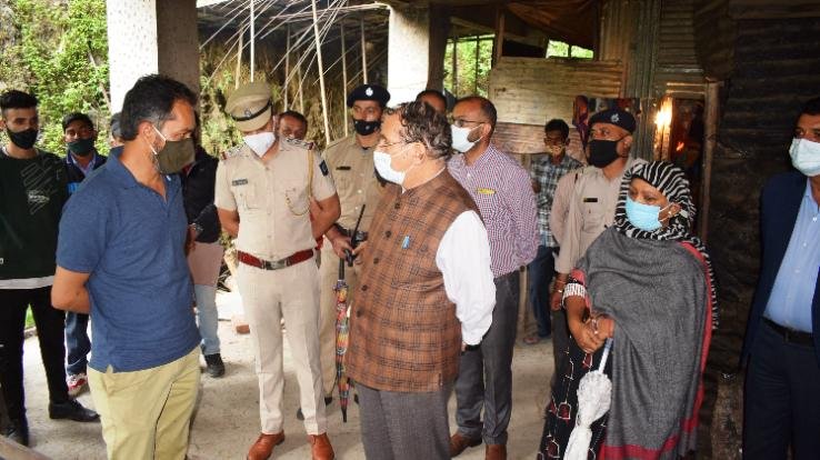 शिमला : मंत्री सुरेश भारद्वाज ने तेदुंए द्वारा बच्ची को उठाने की घटना से प्रभावित परिवारजनों से की संवेदना व्यक्त