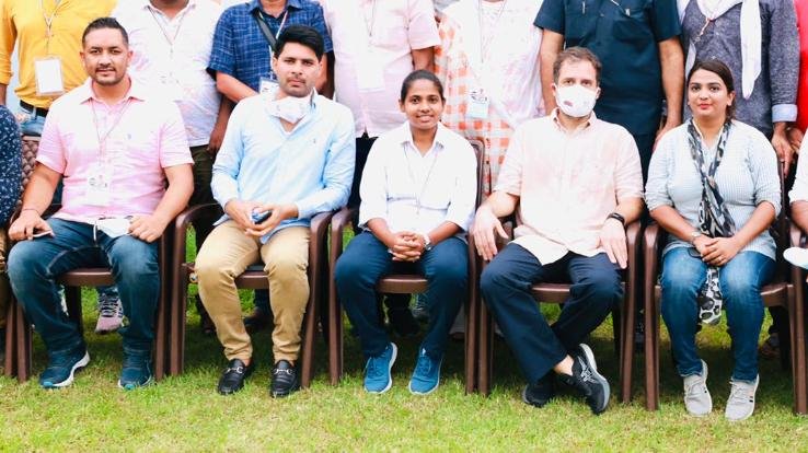 दिल्ली में राहुल गांधी ने हिमाचल युवा कांग्रेस के पदाधिकारियो को किया सम्मानित 