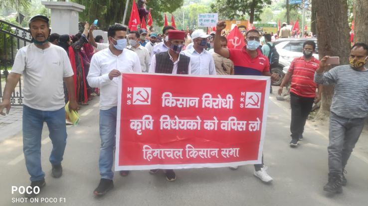 कुल्लू : प्रदेश भर में किसान सभा व सीटू के आह्वान पर किसान-मज़दूरों ने मांगों को लेकर किए प्रदर्शन 