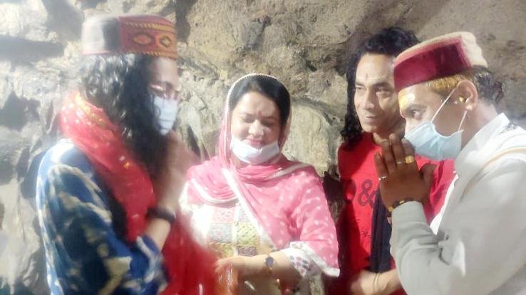 कुनिहार : उपायुक्त सोलन ने किए प्राचीन शिव ताण्डव गुफा के दर्शन