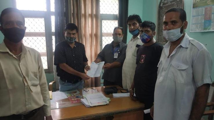 देहरा: आज़ाद टेक्सी ऑपरेटर यूनियन ने नायब तहसीलदार को सौंपा ज्ञापन