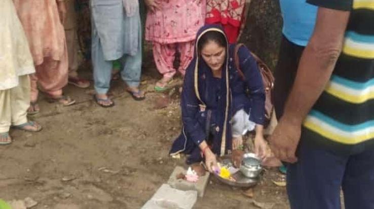 देहरा: पंचायत दयाल नैहरनपुखर स्थित वार्ड नंबर एक के प्राचीन शिव बाडी मन्दिर मे टायल निर्माण कार्य शुरु
