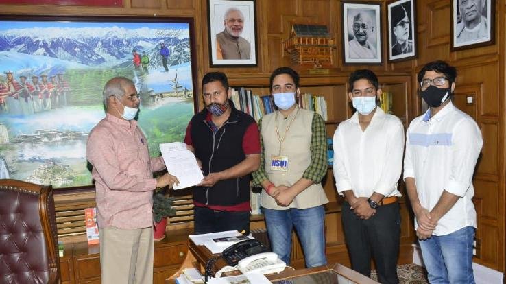 शिमला : NSUI ने मांगो को लेकर राज्यपाल को सौंपा ज्ञापन