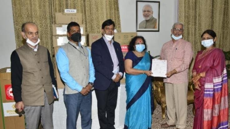 शिमला : राज्यपाल ने स्वास्थ्य उपकरण किये वितरित किए