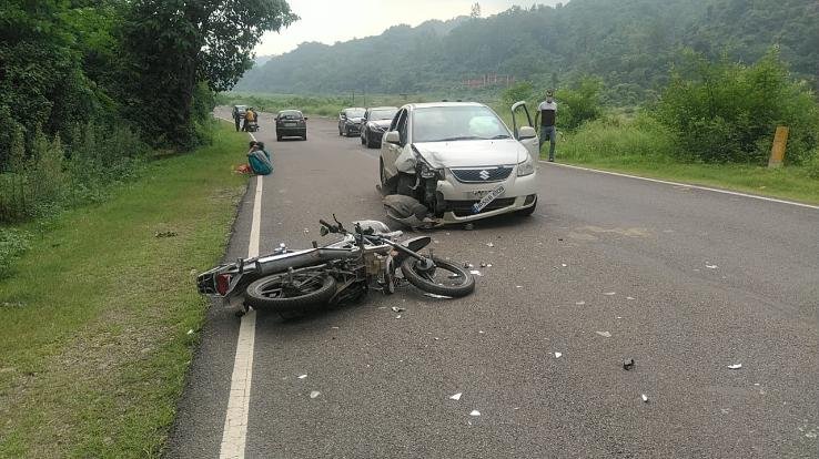 रक्कड़: कलोहा में गाड़ी-बाइक में भिड़त, मामला दर्ज नहीं