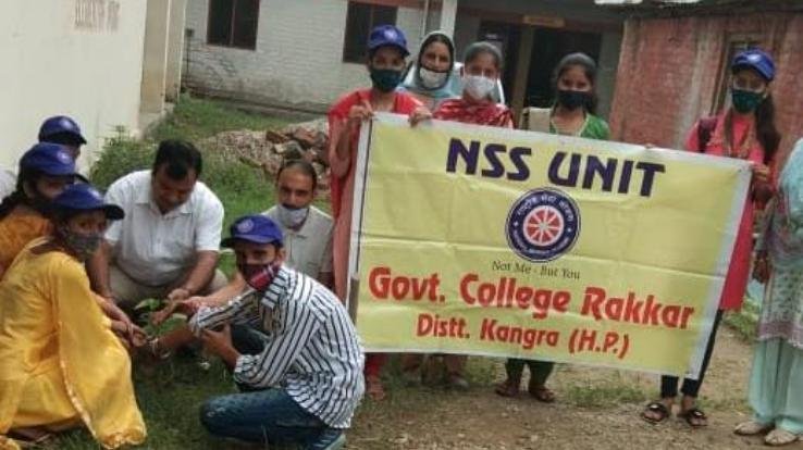 रक्कड़ डिग्री कॉलेज में एन एस एस के स्वयंसेवियों द्वारा किया गया पौधरोपण