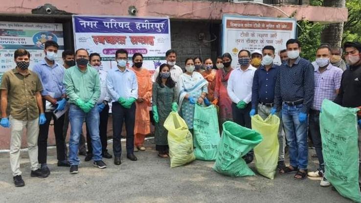 हमीरपुर : डीसी ने अधिकारियों के साथ चलाया सफाई अभियान