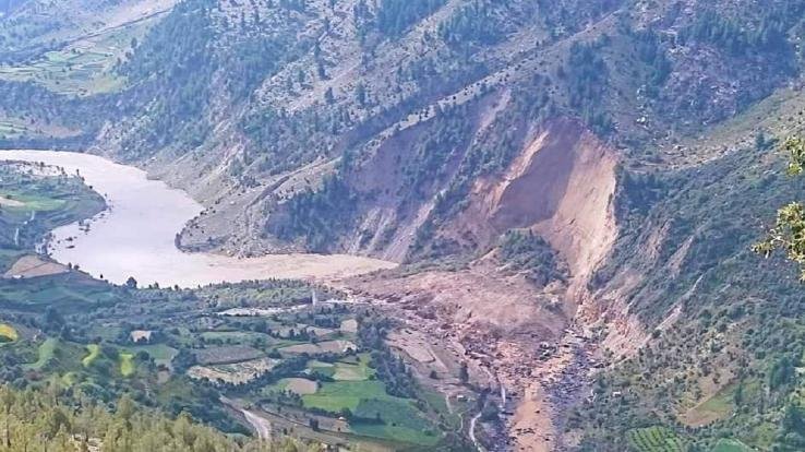 किन्नौर के बाद अब लाहौल में टूटा पहाड़ ,चंद्र भाग नदी का बहाव रुका
