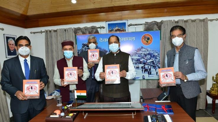 मुख्यमंत्री ने गिविंग लाइफ ऑफर डेथ-द हीरोज ऑफ हिमाचल प्रदेश पुस्तिका का किया विमोचन 