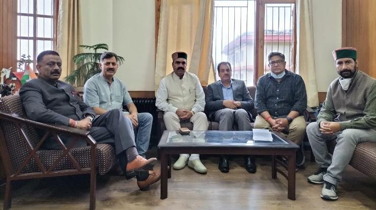 शिमला : भाजपा सरकार के खिलाफ कांग्रेस की चार्जशीट कमेटी ने राठौर से भेंट कर इसके प्रारूप पर की चर्चा